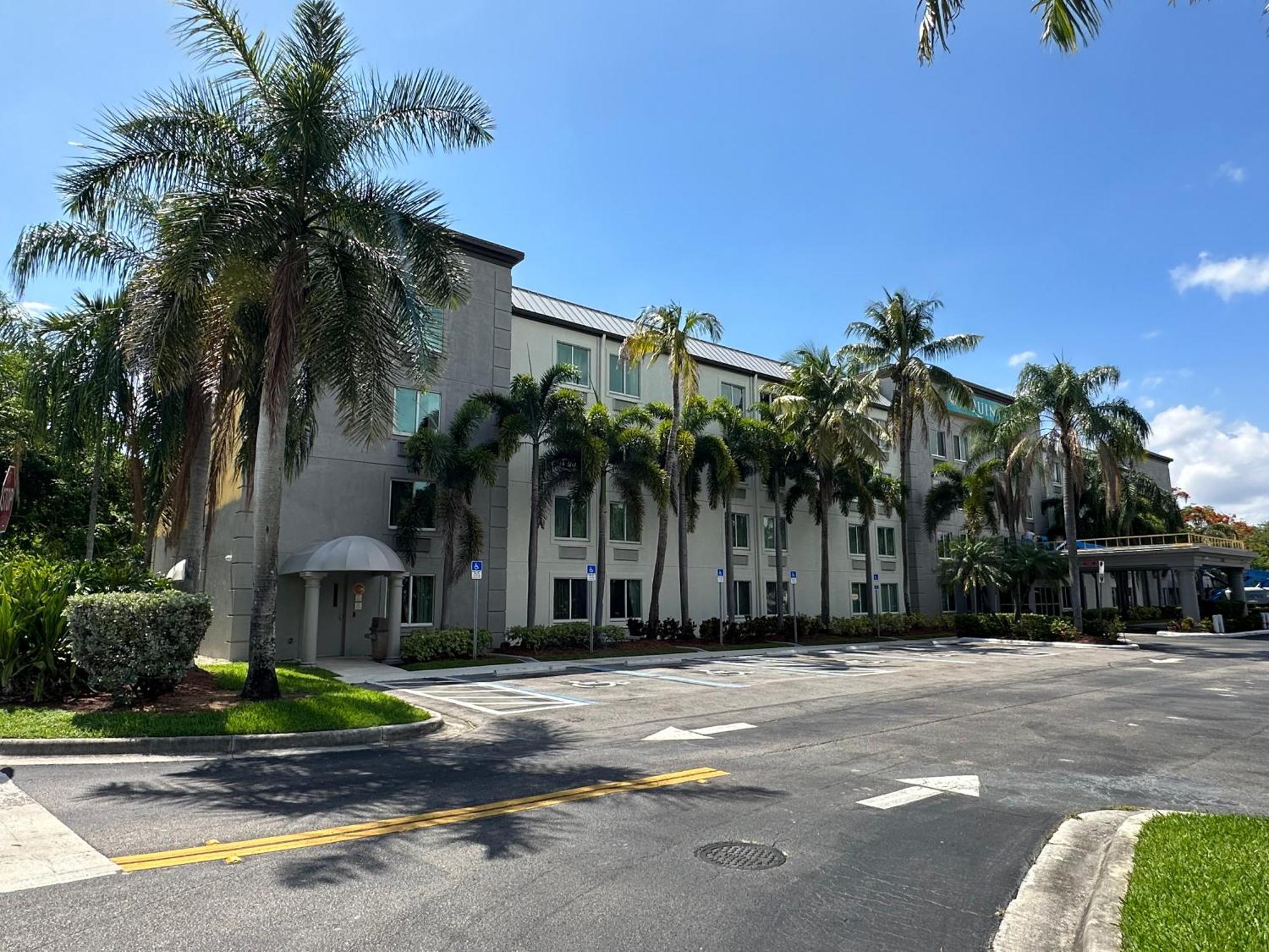 La Quinta Inn & Suites By Wyndham Sawgrass Sunrise Exterior foto